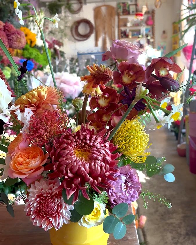 tutus flowers店内の彩り豊かな花々
